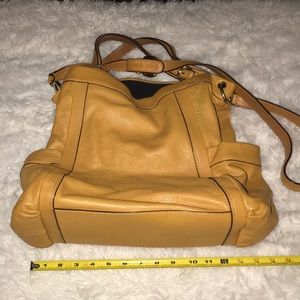 Presa mustard bucket hobo